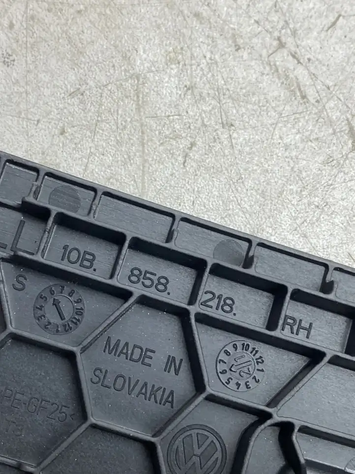Volkswagen ID.3 (2019 - ) 10B858218 Боковая отделка панели приборов — фото 3