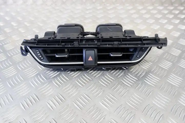Toyota C-HR I (2016 - 2022) 55670F4020 Центральный воздушный дефлектор — фото 2