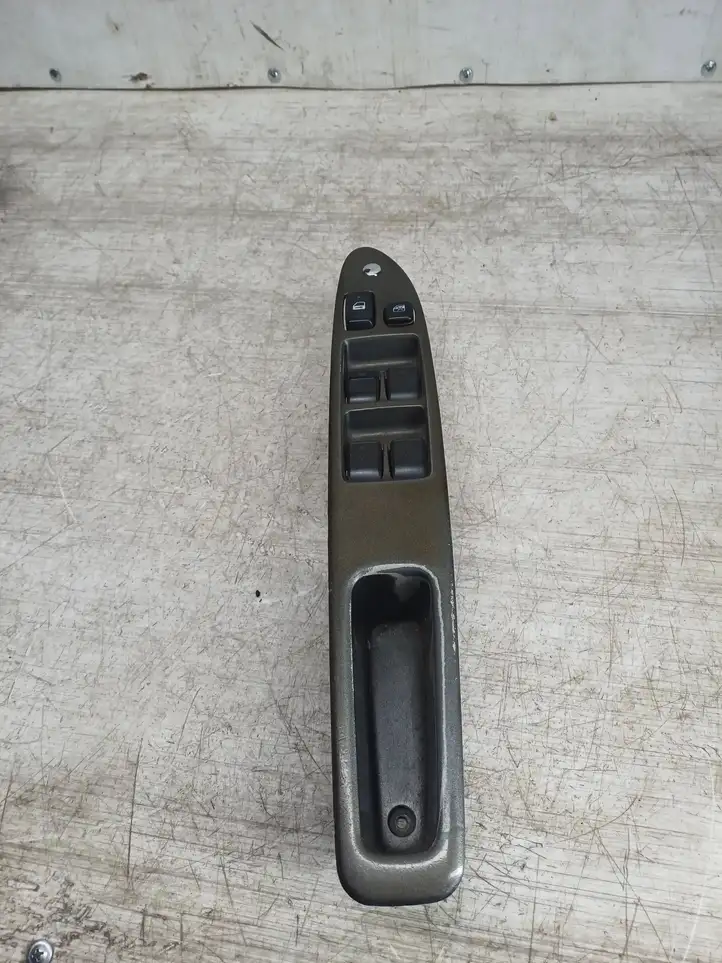 Toyota Avensis Verso (1995 - 2001) 8404044030 Блок кнопок стеклоподъемников — фото 1