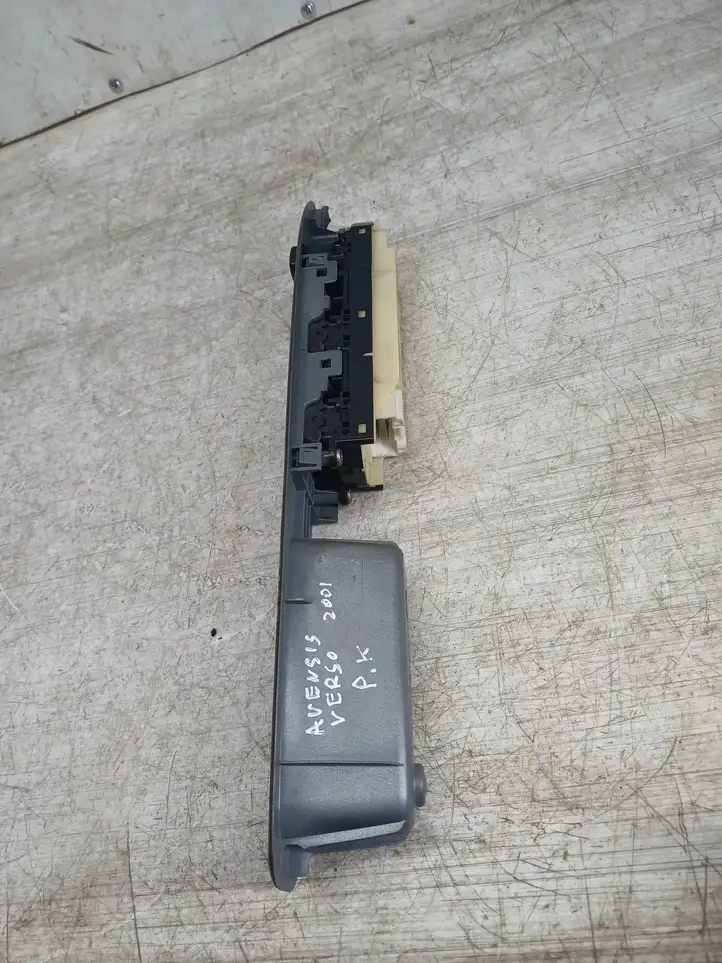 Toyota Avensis Verso (1995 - 2001) 8404044030 Блок кнопок стеклоподъемников — фото 2