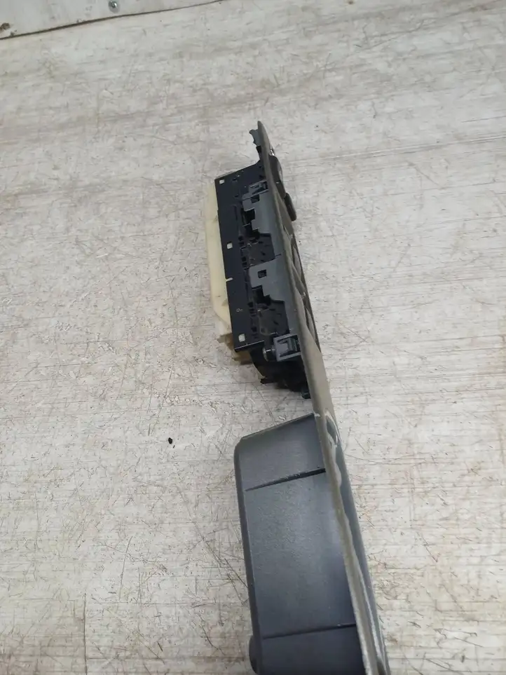 Toyota Avensis Verso (1995 - 2001) 8404044030 Блок кнопок стеклоподъемников — фото 5