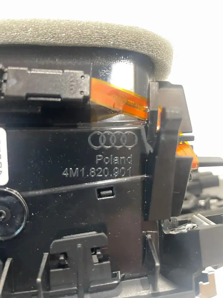 Audi A4 S4 B9 8W (2019 - ) 4M1820901BD Центральный воздушный дефлектор — фото 5