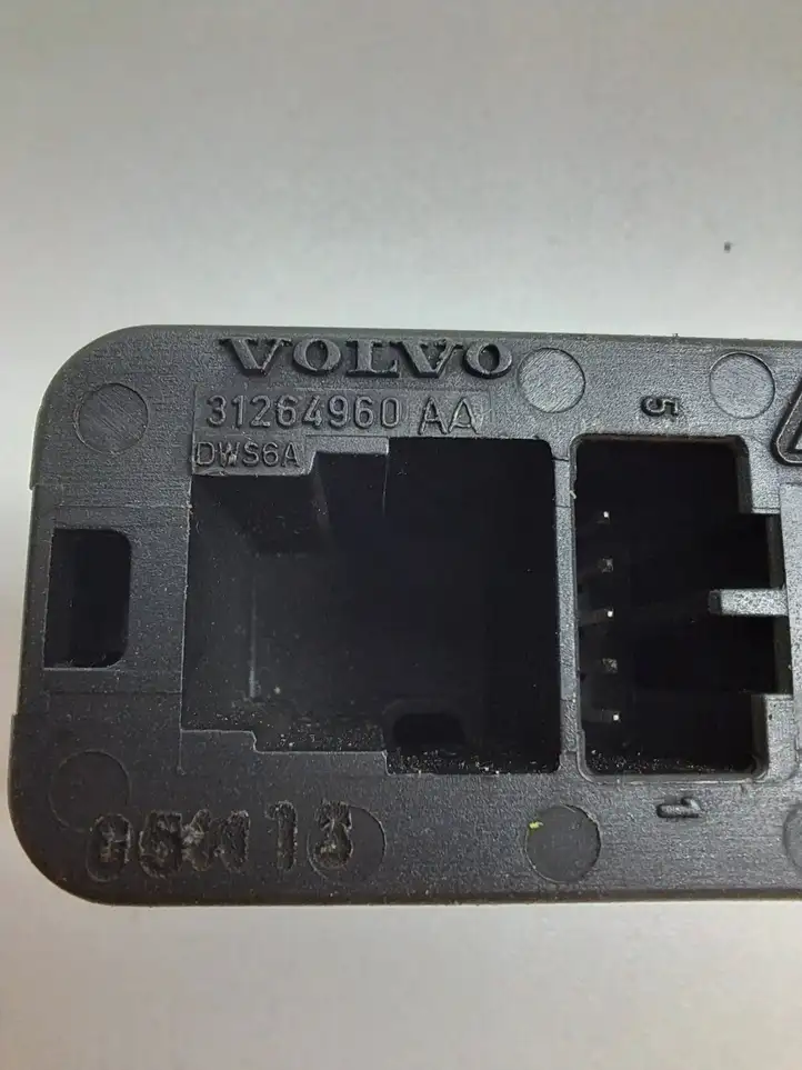 Volvo XC60 (2008 - 2013) 31264960AA Кнопка закрытия багажника — фото 3