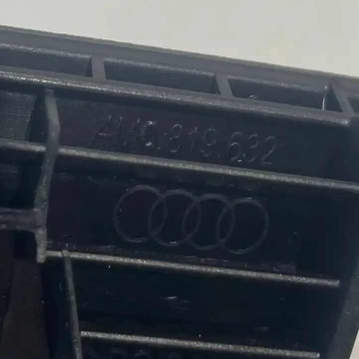 Audi A4 S4 B9 8W (2019 - ) 4M0819632 Центральный воздушный дефлектор — фото 3