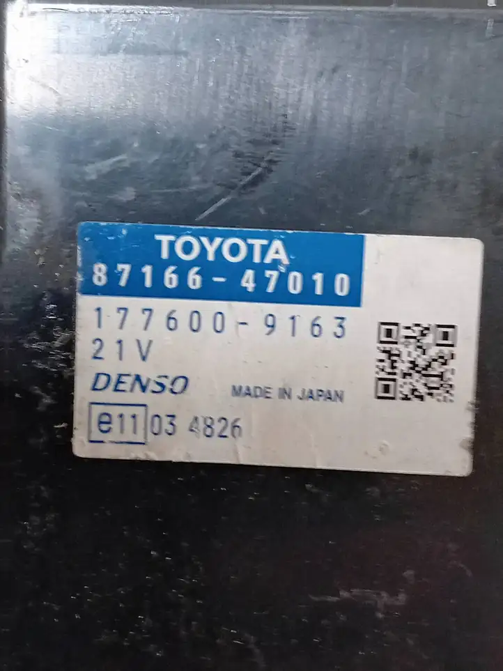 Toyota Prius (XW30) (2009 - 2015) 8716647010 Блок управления люком — фото 2