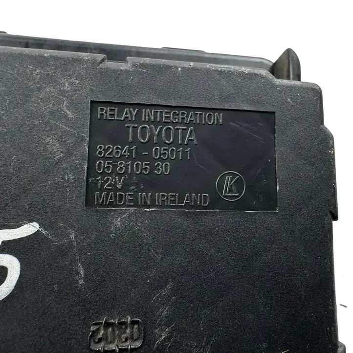 Toyota Avensis T220 (2000 - 2003) 8264105011 Блок предохранителей — фото 8