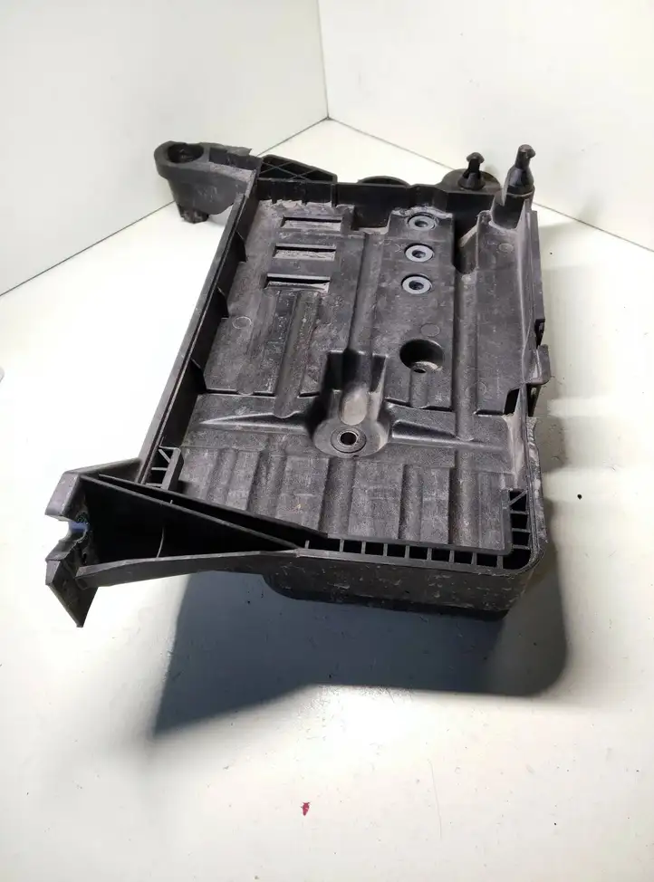 Volkswagen PASSAT B8 (2015 - ) 5Q0915321H Площадка аккумулятора — фото 4