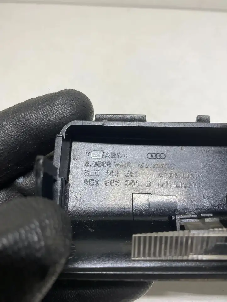 Audi A4 S4 B6 8E 8H (2000 - 2006) 8E0863351D Прочие детали салона — фото 3