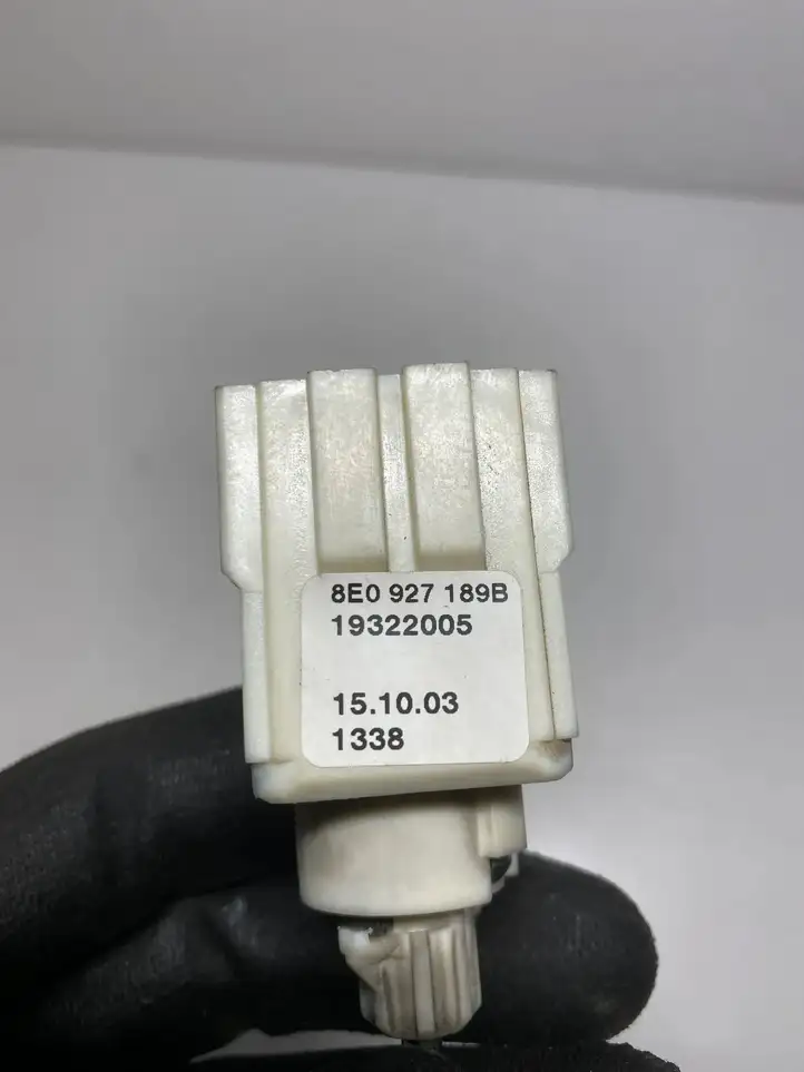 Audi A4 (2000 - 2006)  8E0927189B Датчик тормозной педали