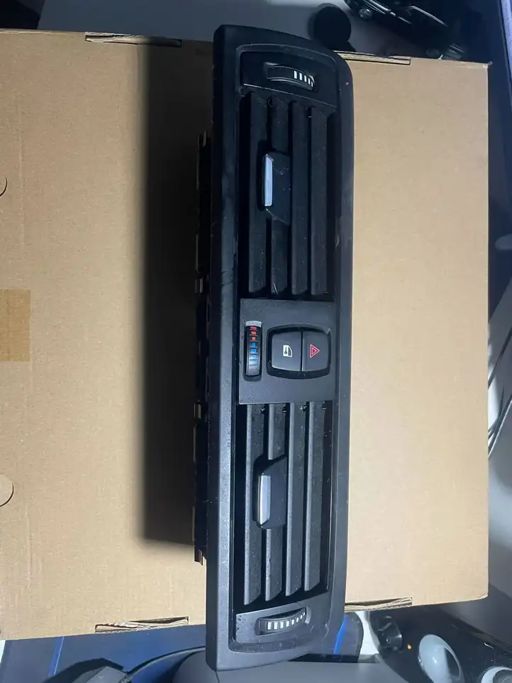 BMW 1 F20 F21 (2011 - 2019) 9207116 Центральный воздушный дефлектор — фото 2