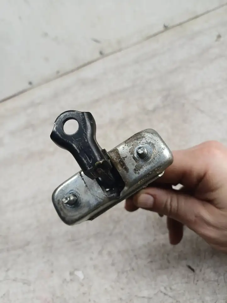 Toyota Corolla Verso E121 (2001 - 2004) Ограничитель задней двери — фото 3