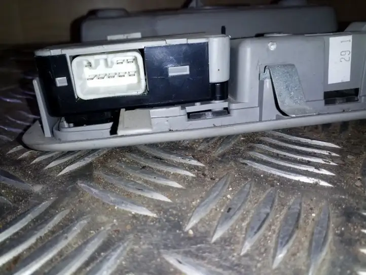 Toyota RAV 4 (XA20) (2000 - 2005) 10000309 Включатель освещения интерьера — фото 4