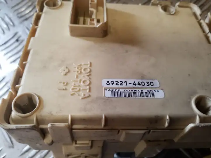 Toyota Avensis Verso (2001 - 2004) 8922144030 Блок предохранителей — фото 2