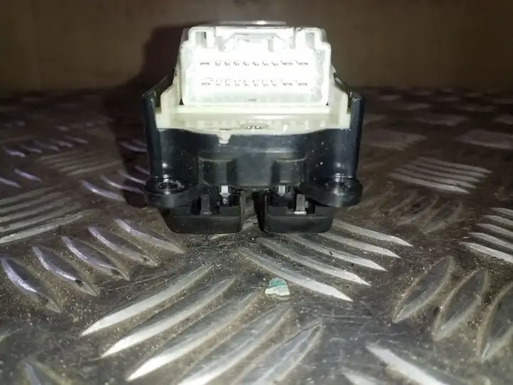 Toyota Avensis Verso (2001 - 2004) 8404044030 Блок кнопок стеклоподъемников — фото 3