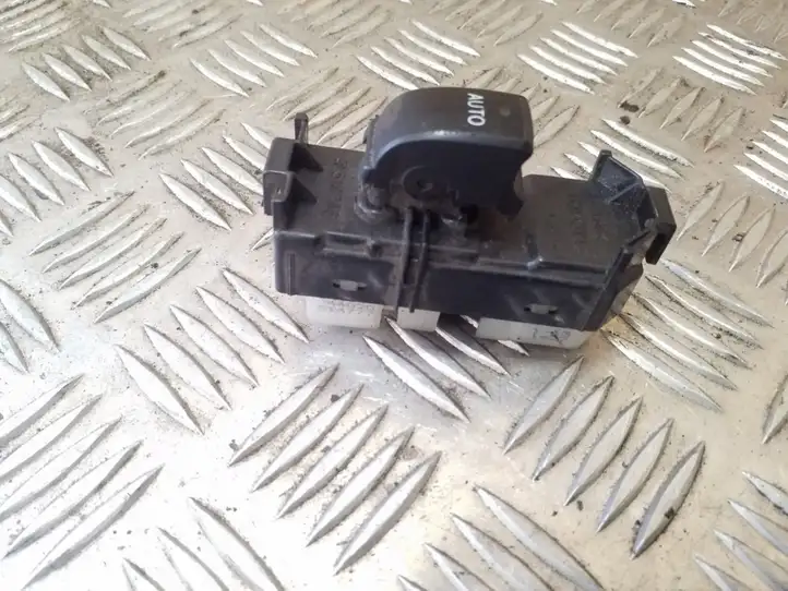 Toyota Avensis Verso (2001 - 2004) 8403044020 Блок кнопок стеклоподъемников — фото 1