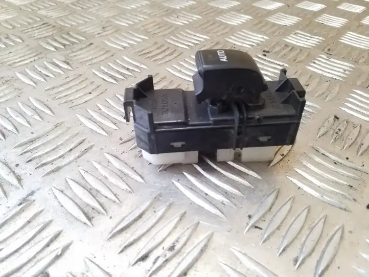 Toyota Avensis Verso (2001 - 2004) 8403044020 Блок кнопок стеклоподъемников — фото 1