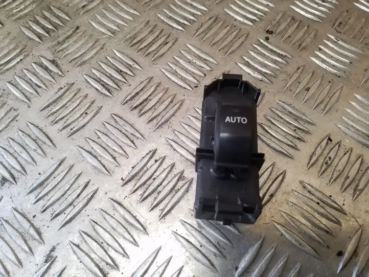 Toyota Avensis Verso (2001 - 2004) 8403044020 Блок кнопок стеклоподъемников — фото 2