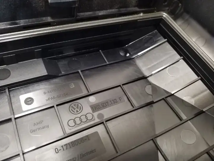 Audi A3/S3 8P (2004 - 2008) 1K0937132F Крышка ящика предохранителей — фото 3