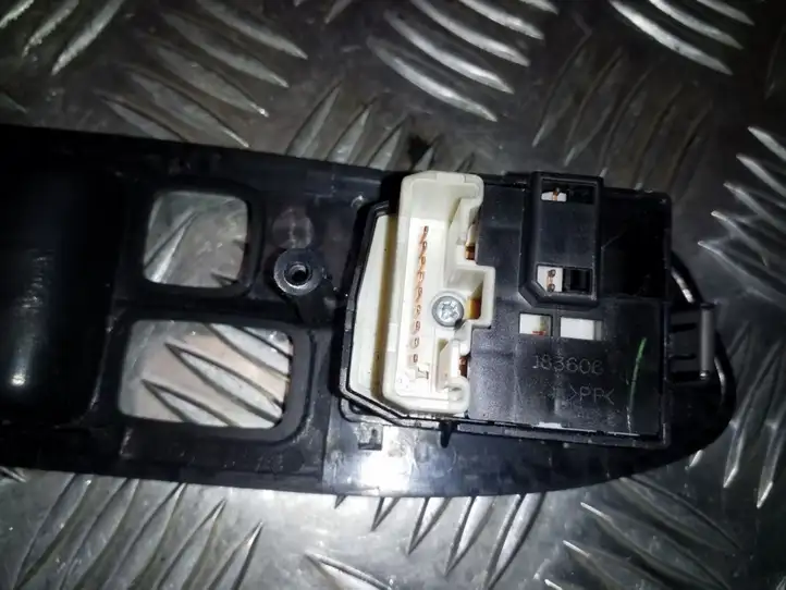 Subaru Forester SG (2003 - 2005) Накладка кнопки стеклоподъемника — фото 3