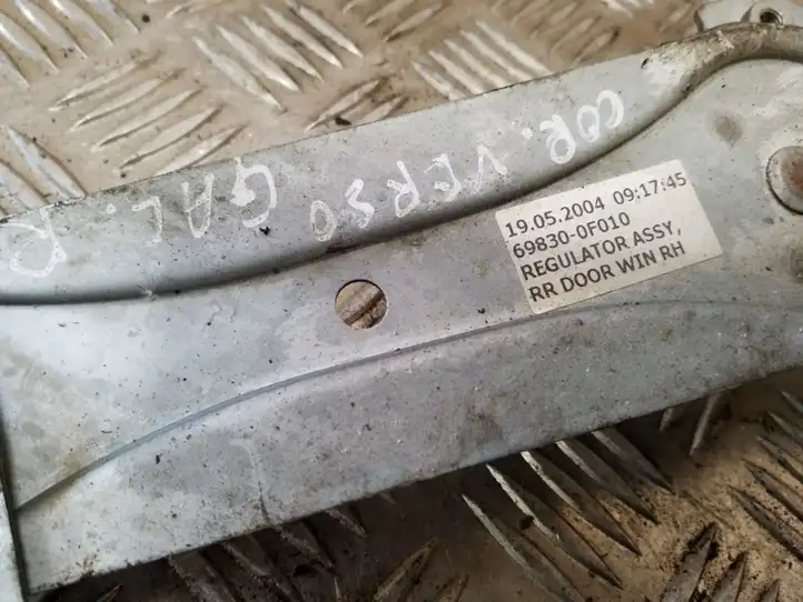 Toyota Corolla Verso AR10 (2004 - 2009) 698300F010 Механический стеклоподъемник задней двери — фото 2