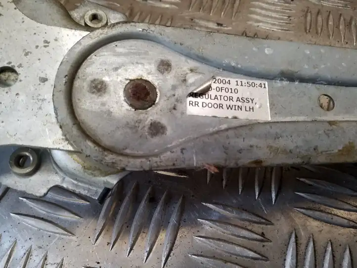 Toyota Corolla Verso AR10 (2004 - 2009) 698400F020 Механический стеклоподъемник задней двери — фото 2