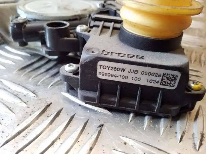 Toyota Corolla Verso E121 (2004 - 2007)  698400F020 Передний комплект электрического механизма для подъема окна