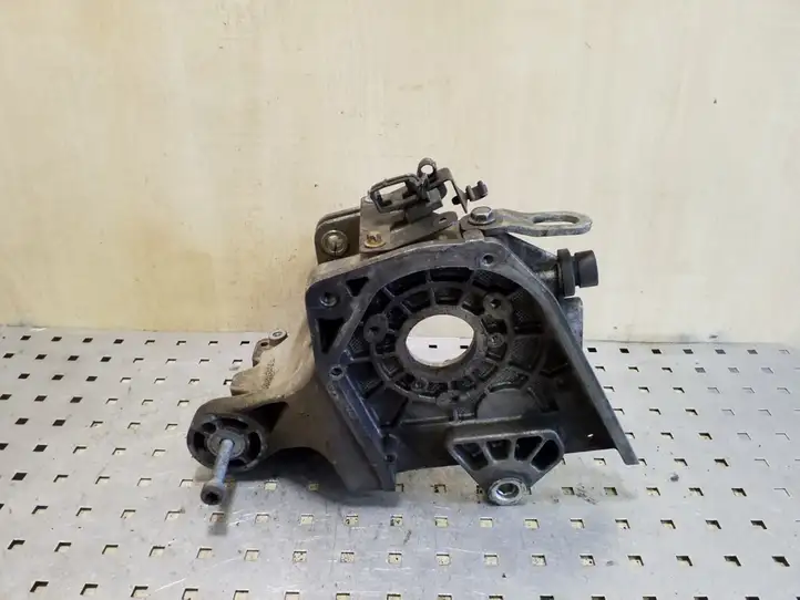 Opel Zafira B (2006 - 2008) 55187918 Кронштейн топливного насоса — фото 3