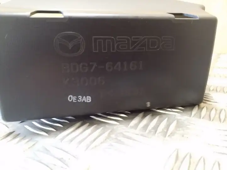 Mazda 3 II (2009 - 2011) Вещевой ящик — фото 2