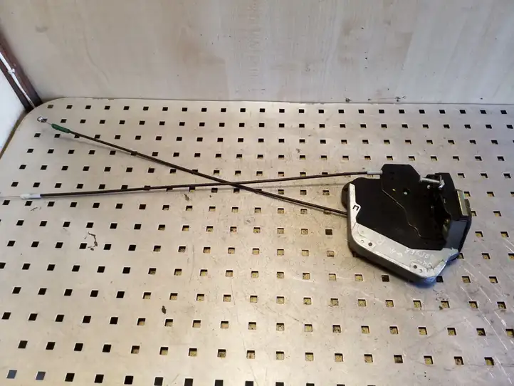 Toyota Corolla E120 E130 (2000 - 2004)   Замок задней двери