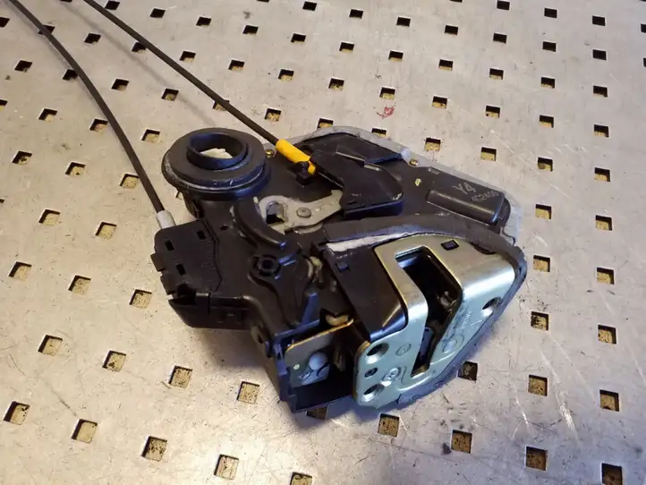 Toyota Corolla E120 E130 (2000 - 2004)   Замок задней двери