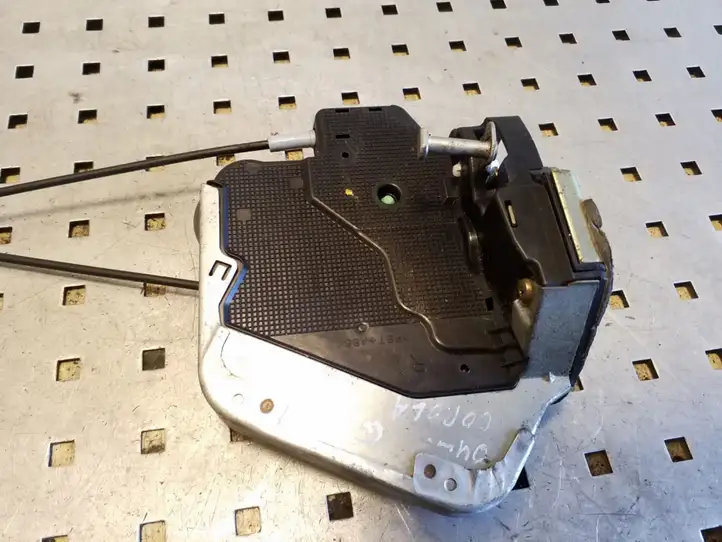 Toyota Corolla E120 E130 (2000 - 2004)   Замок задней двери