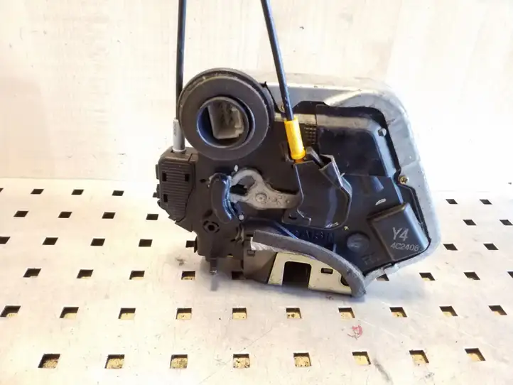 Toyota Corolla E120 E130 (2000 - 2004)   Замок задней двери