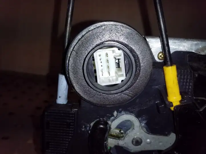 Toyota Corolla E120 E130 (2000 - 2004)   Замок задней двери