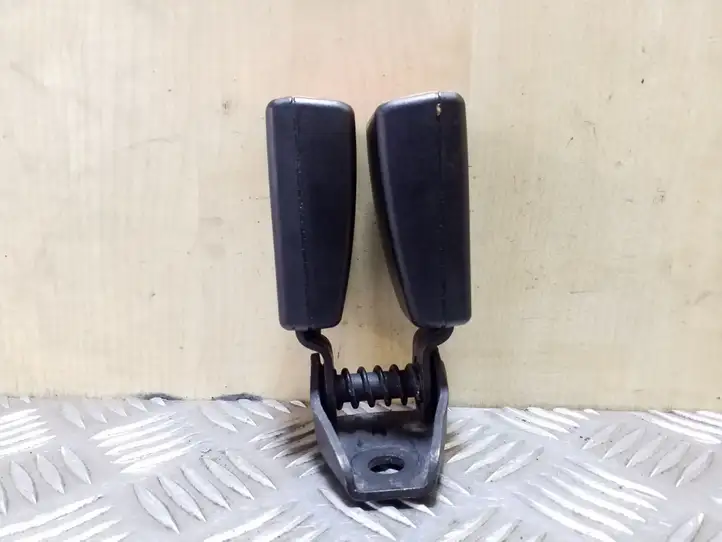 Audi TT (2010 - 2014)  8J8857739H Задний средний замок ремня