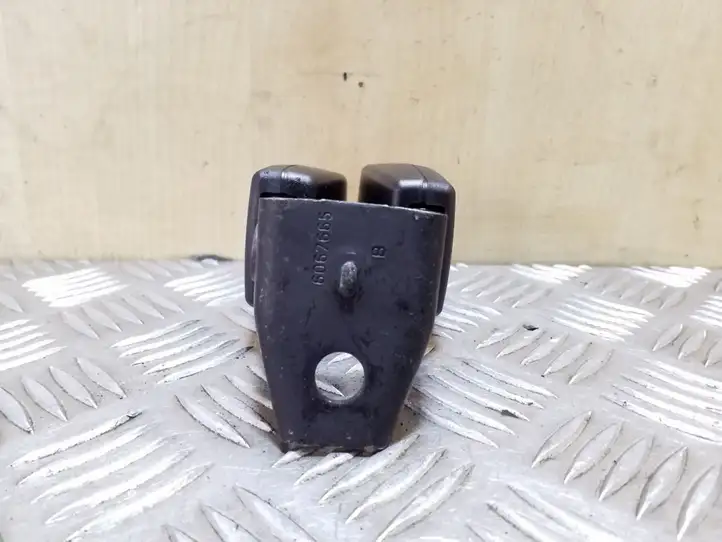 Audi TT (2010 - 2014)  8J8857739H Задний средний замок ремня