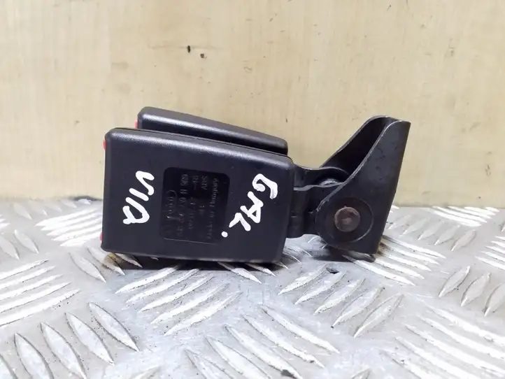 Audi TT (2010 - 2014)  8J8857739H Задний средний замок ремня