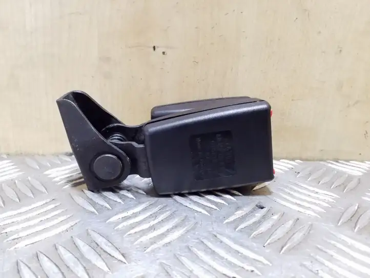 Audi TT (2010 - 2014)  8J8857739H Задний средний замок ремня