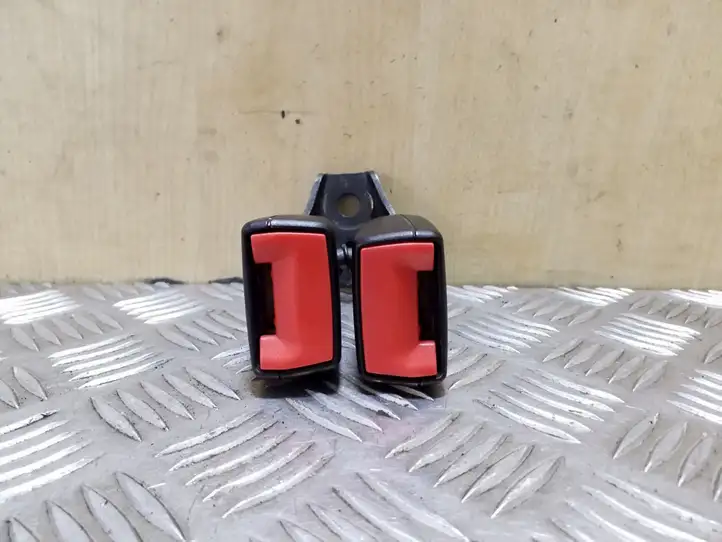 Audi TT (2010 - 2014)  8J8857739H Задний средний замок ремня