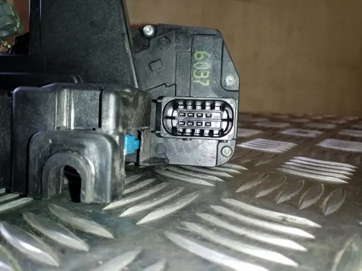 Opel Antara (2011 - 2017)  6037 Замок передней двери