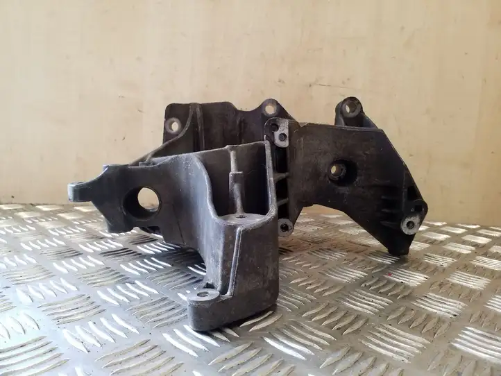 Volvo S40, V40 (2000 - 2004) 7700113574 Кронштейн насоса ГУР — фото 3