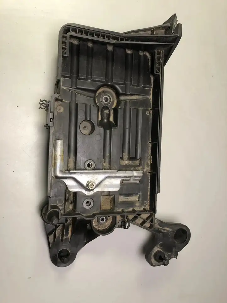 Volkswagen Jetta USA (2019 - ) 5Q0915331K Площадка аккумулятора — фото 1