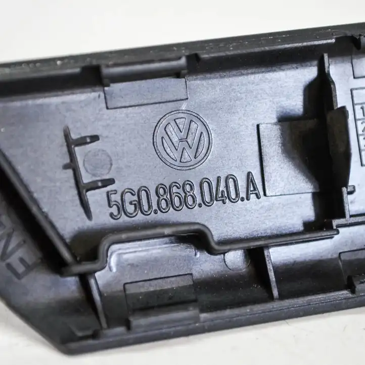 Volkswagen Golf VII (2013 - 2019) 5G0868040A Прочие детали салона — фото 3