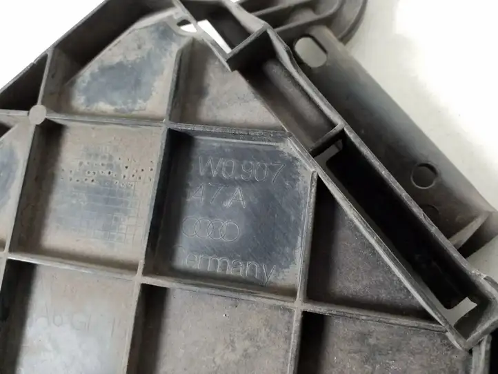 Audi A4 (2015 - 2019)  8W0907647A Другая деталь отсека двигателя