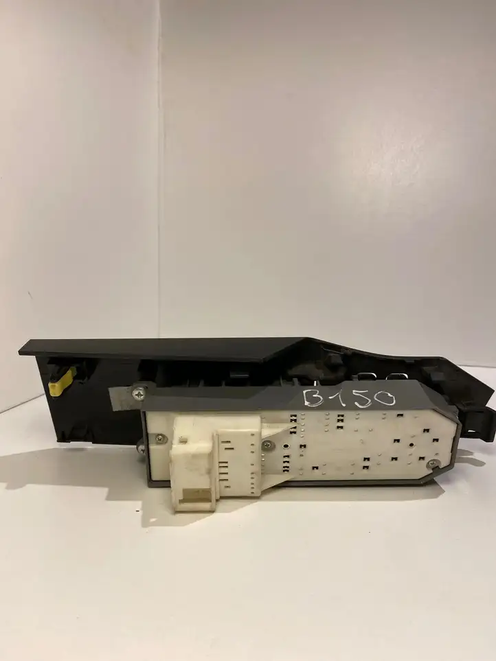 Toyota Auris E180 (2012 - 2018) 7423202E20 Кнопка стеклоподъемников — фото 3