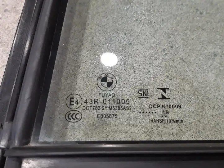 BMW 3 G20 G21 (2019 - )  7425083 Маленькое стекло 