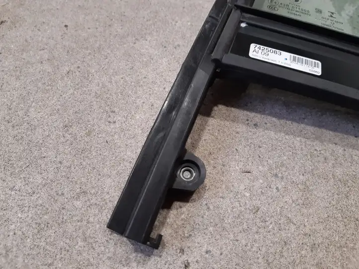 BMW 3 G20 G21 (2019 - )  7425083 Маленькое стекло 