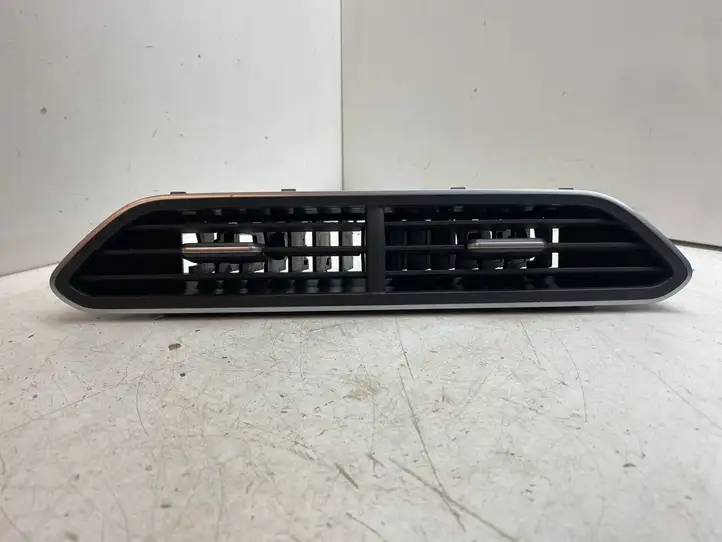 Volkswagen ID.3 (2019 - ) 10A819728 Центральный воздушный дефлектор — фото 1