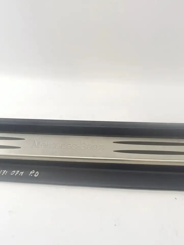 Mercedes-Benz SLK R171 (2005 - 2011) A1716800235 Внутренняя отделка переднего порога — фото 3