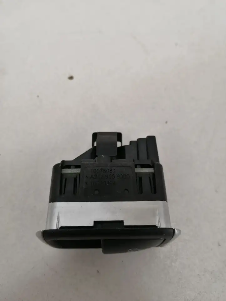 Tesla Model S (2012 - 2016) 10075083 Кнопка закрытия крышки багажника — фото 2