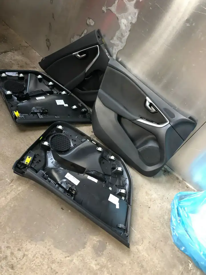 Volvo V40 Cross country (2016 - 2019) Обшивка передней двери — фото 1